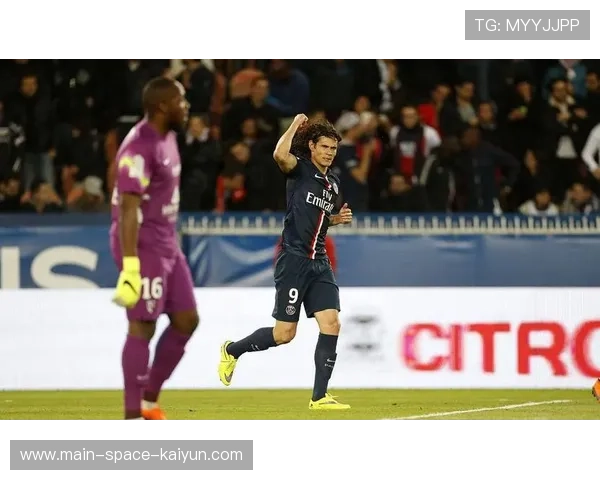 梅斯爆冷击败朗斯，主队球迷现场庆祝关键三分。